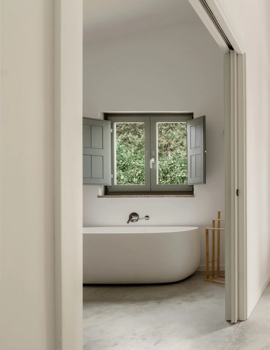 Orange blossom carried through warm air. Morning light over citrus groves. Barefoot walks between gardens and fields. Long afternoons beside the lap pool. Salt breeze drifting inland from the coast. Cycling quiet country roads. Aperitivo at golden ho