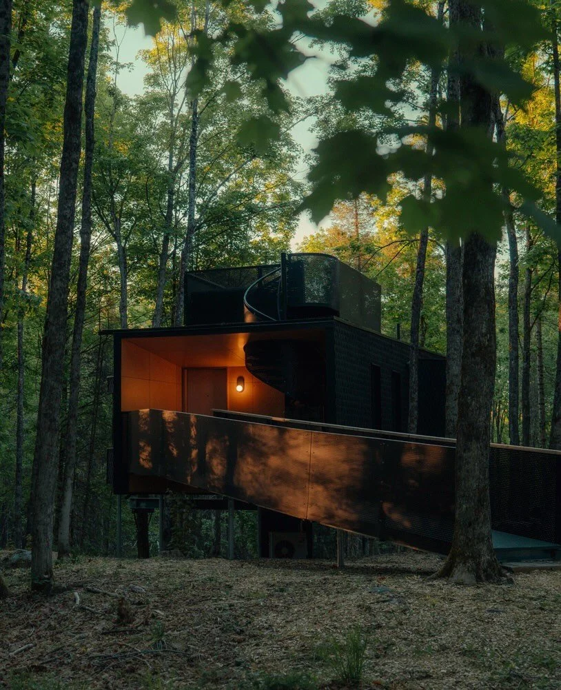 Located in Ontario&rsquo;s Haliburton Highlands, H&aring;rtwood sits within a landscape shaped by the ancient Canadian Shield, where granite outcrops, mixed forests, winding rivers, and hundreds of lakes define the region. Set on 15 private acres bor