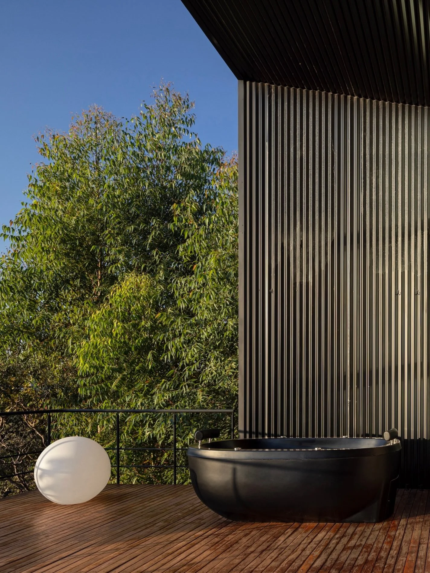 Located in the Eldorado neighborhood of Alto Para&iacute;so, the primary gateway to Chapada dos Veadeiros National Park, Casa Mon&oacute;culo rests amidst the pristine native flora of the Brazilian Cerrado. Designed by architect Alan Chu, the elevate