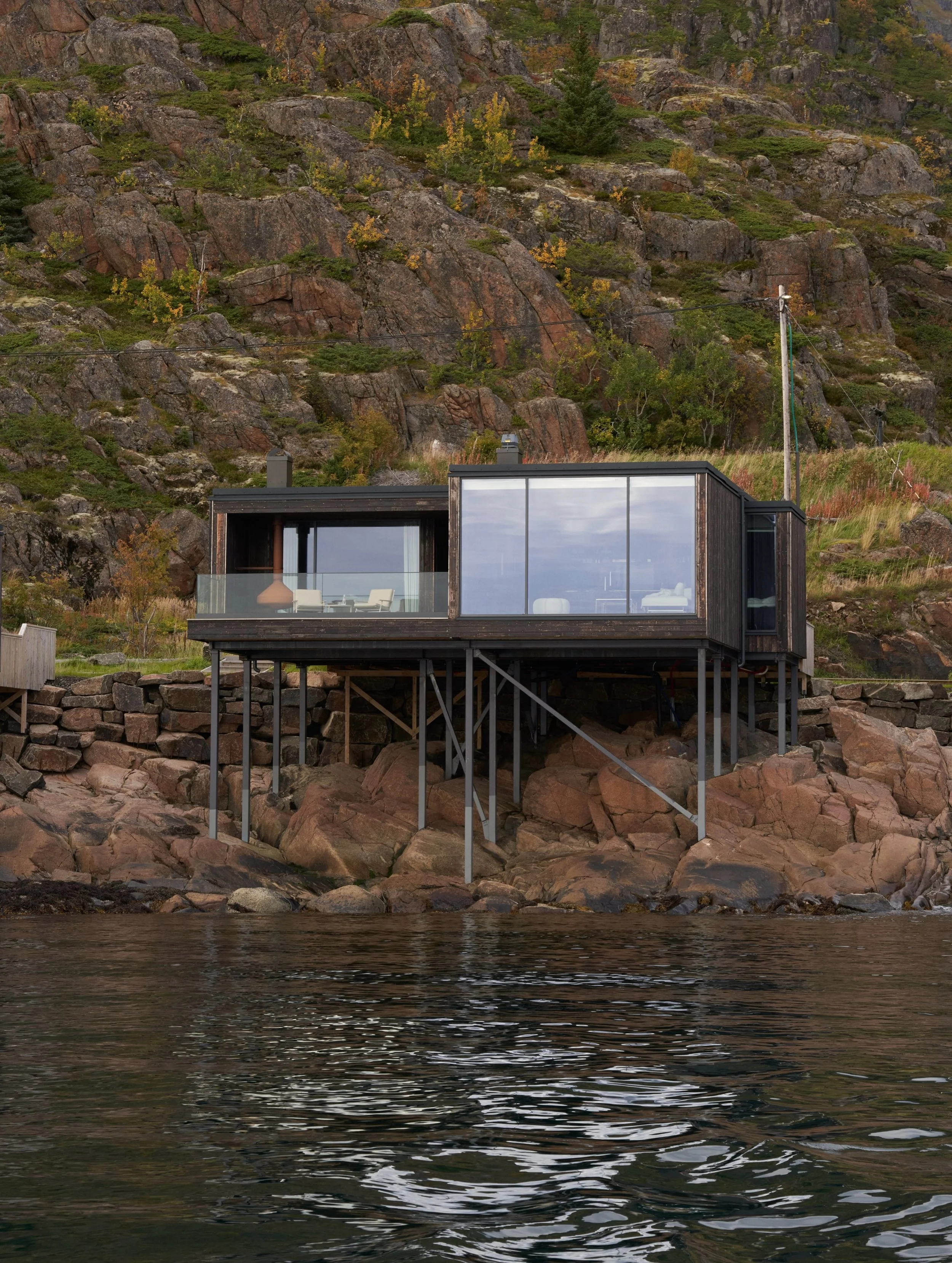 Dramatically grounded above the wild ocean rocks of Norway&rsquo;s high-latitude coast, the Vipp Lofoten guesthouse transforms raw coastal architecture into an immersive vantage point for arctic solitude. 

The timber and glass pavilion offers a mode