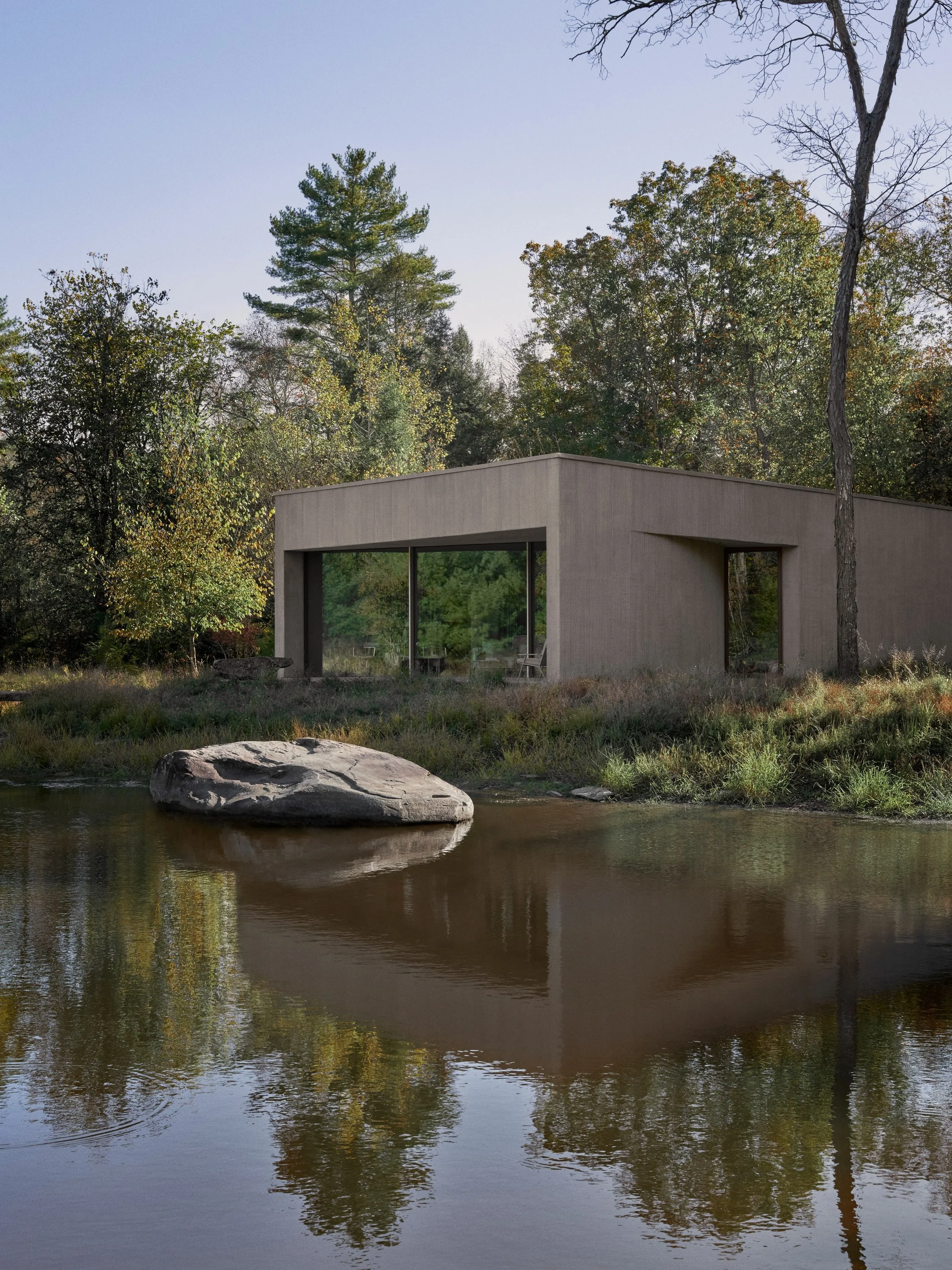 Tucked along the edge of a serene pond in the dense woodlands of Lumberland, the Vipp Pavilion marks the Danish design brand&rsquo;s first architectural guesthouse in the United States. Conceived by the renowned architectural firm Johnston Marklee, t