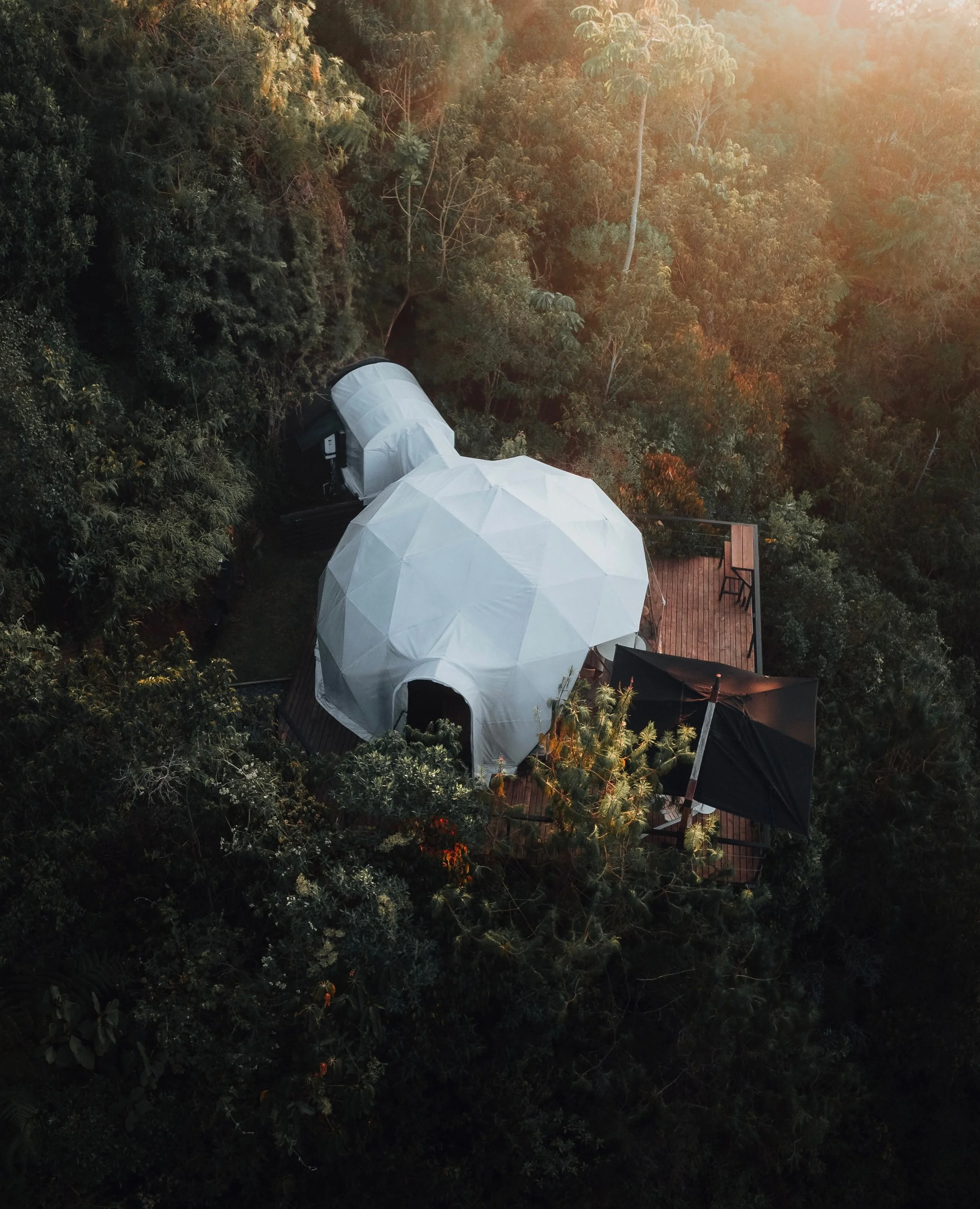 Set high in the emerald hills of Antioquia overlooking the labyrinthine channels of the Guatap&eacute; reservoir, Bosko redefines mountain hospitality through innovative, low-impact design. 

The property features sgeodesic domes crafted from transpa