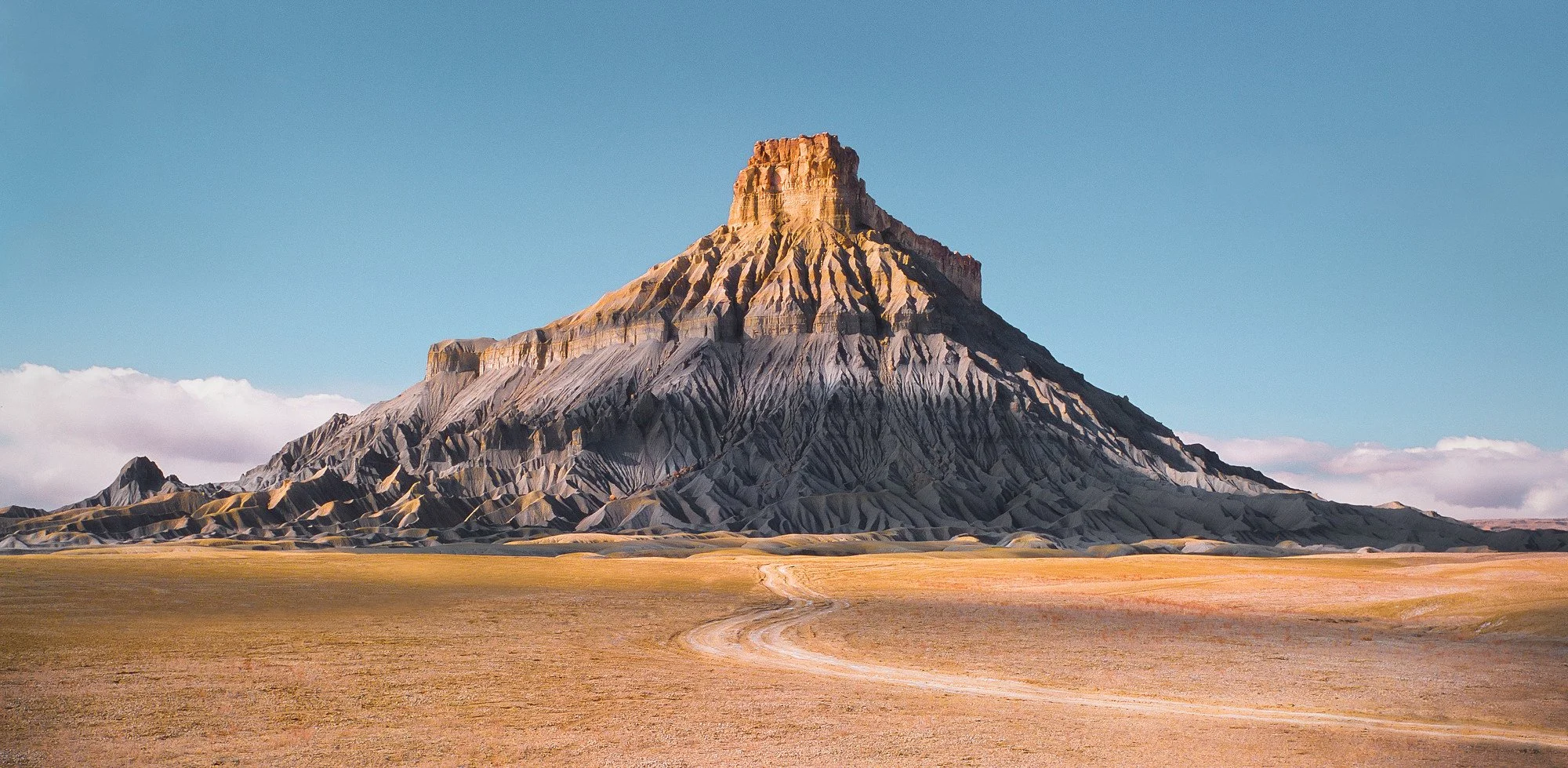 Utah travel guide | Utah Forever | Places to visit in utah | Glamping | Stargazing | Utah Hotels | Eco travel | eco hotel | landscape hotel | nature hotel | nature destination | room and wild | Factory Butte