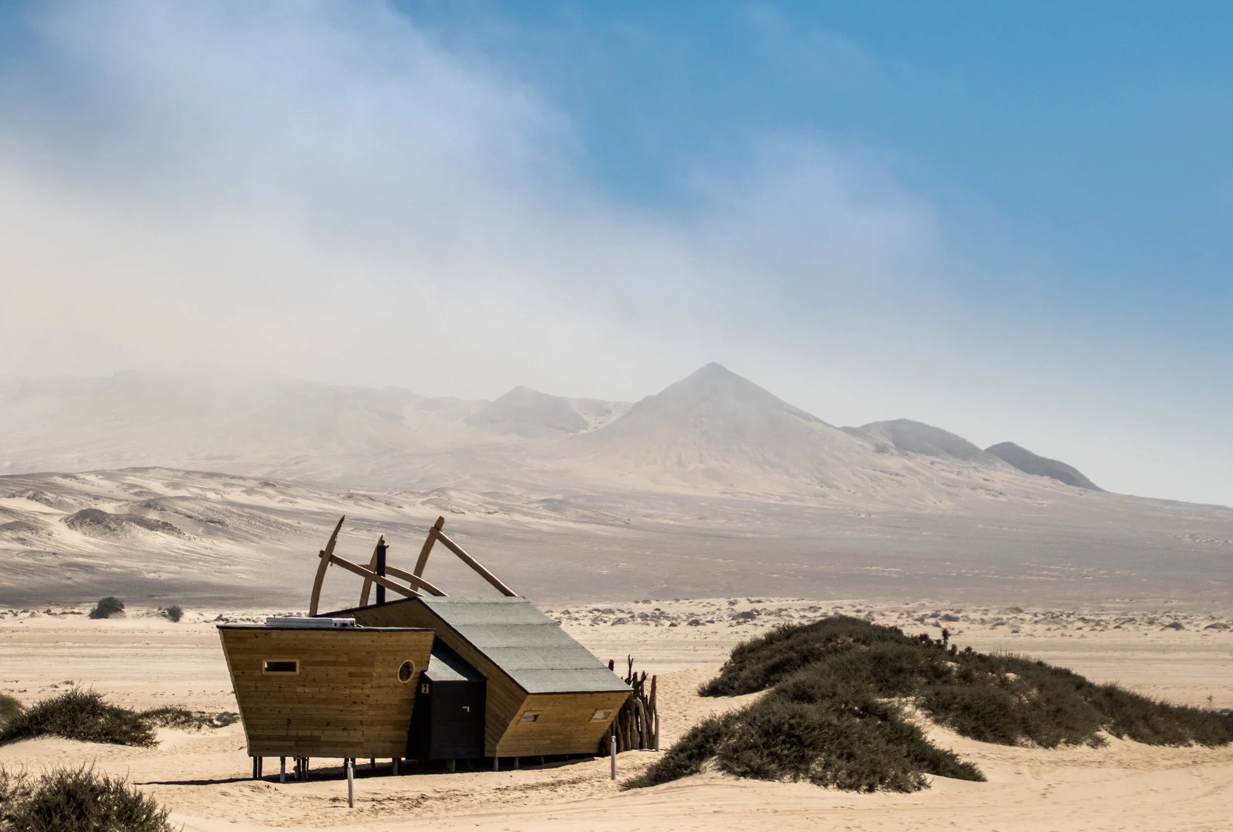 Adventure Travel | Wildlife Photography | landscape Photography | Slow travel | Eco travel | eco hotel  | landscape hotel | nature hotel | nature destination | room and wild | Namibia luxury Hotel | Skeleton Coast | Shipwreck Lodge