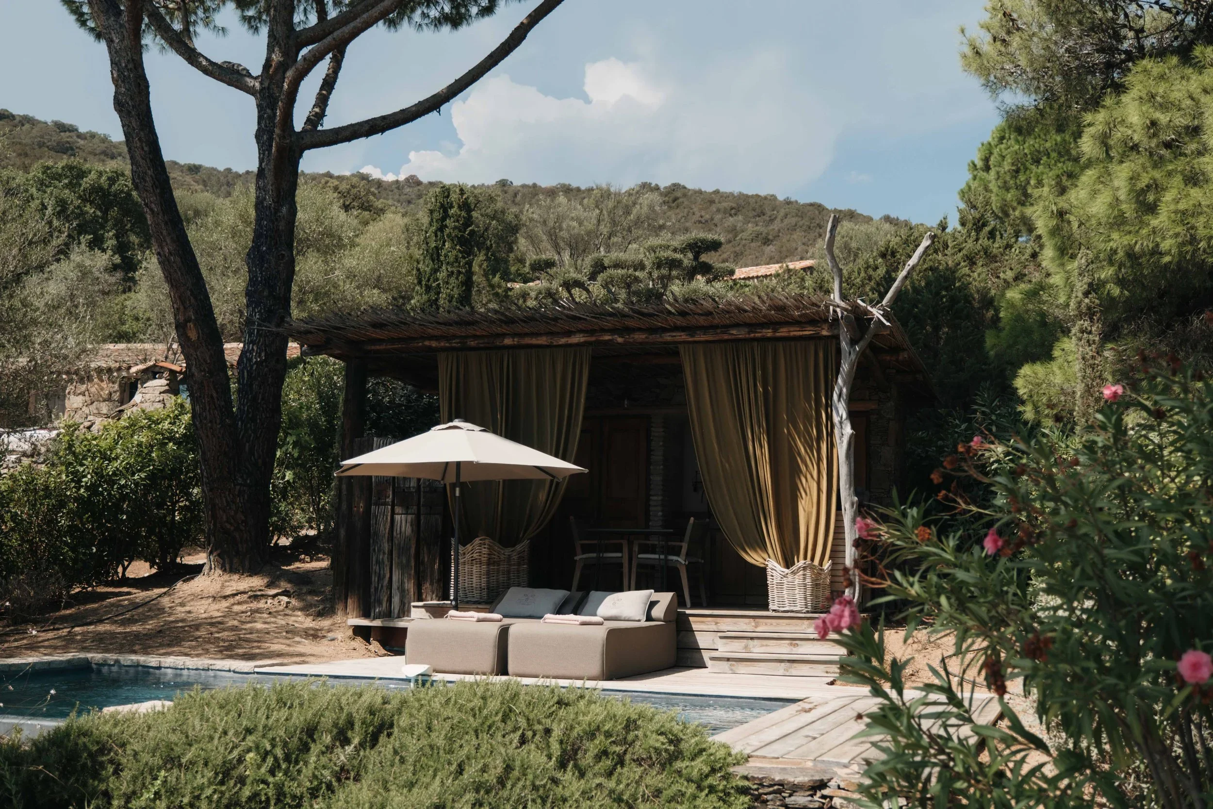Corsica Hotel | Island Hotel | Slow Living | Europe hotel | Eco travel | eco hotel | landscape hotel | nature hotel | nature destination | room and wild | Les Oliviers de Palombaggia