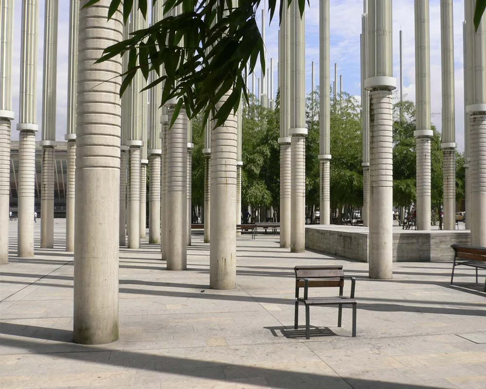 Plaza de Cisneros (known also as Plaza de las Luces or Plaza de la Luz- Light Plaza) with the EPM Library in the background.