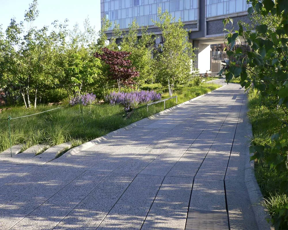 The same section of the High Line in 2010, a year after opening. The Standard had also enjoyed its first year of encouraging guests to wear robes when standing adjacent the full height windows, lest they startle park strollers below.