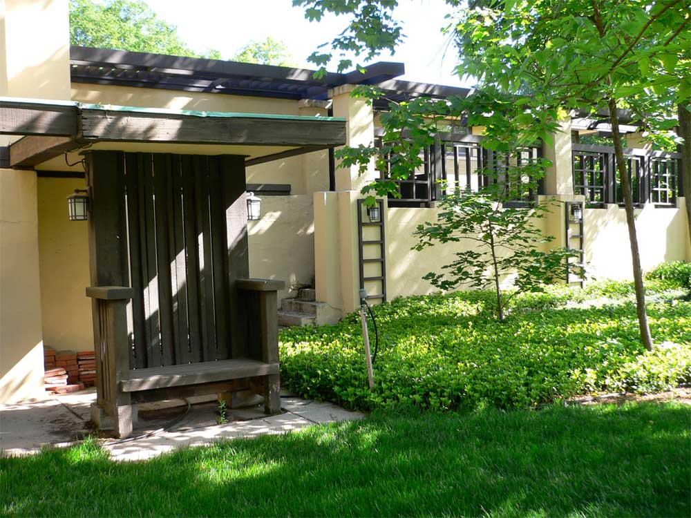 How lovely is this garden seat, integrated into the screen and roof structure.