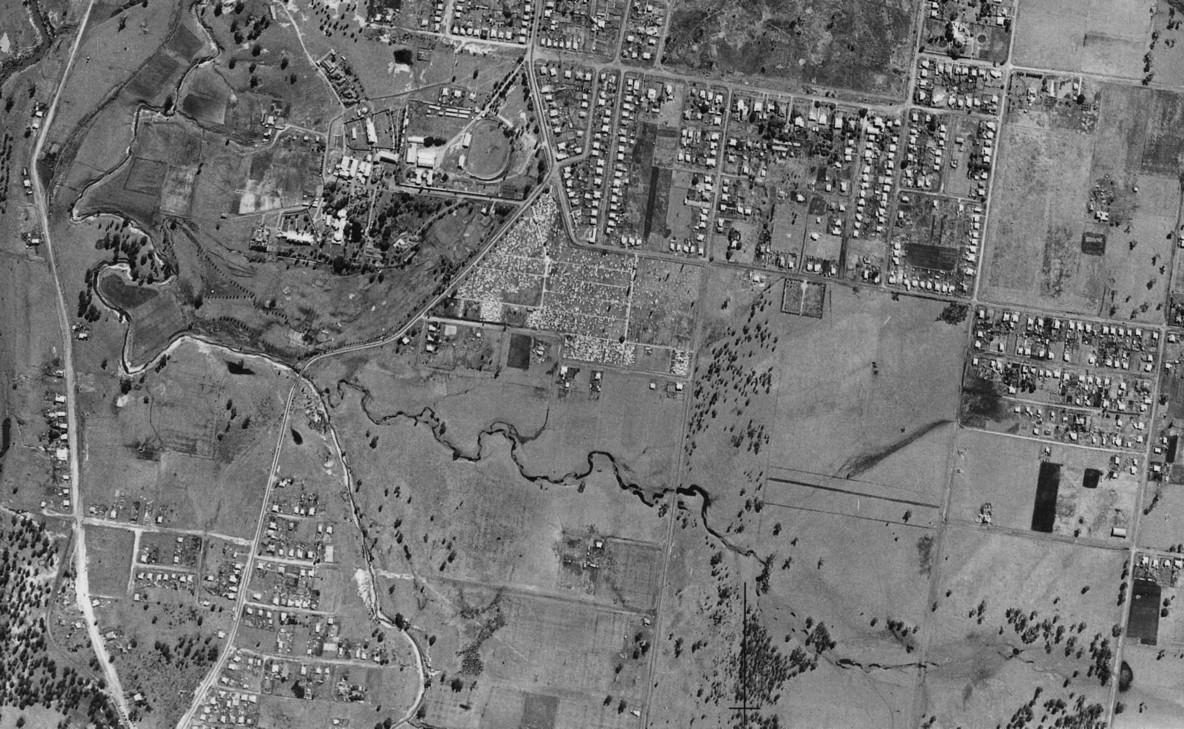 Aerial photograph from 1946 shows Small Creek running east-west (right-left) in the centre of the image. The Ipswich Cemetery is above. Image: Ipswich City Council Library.