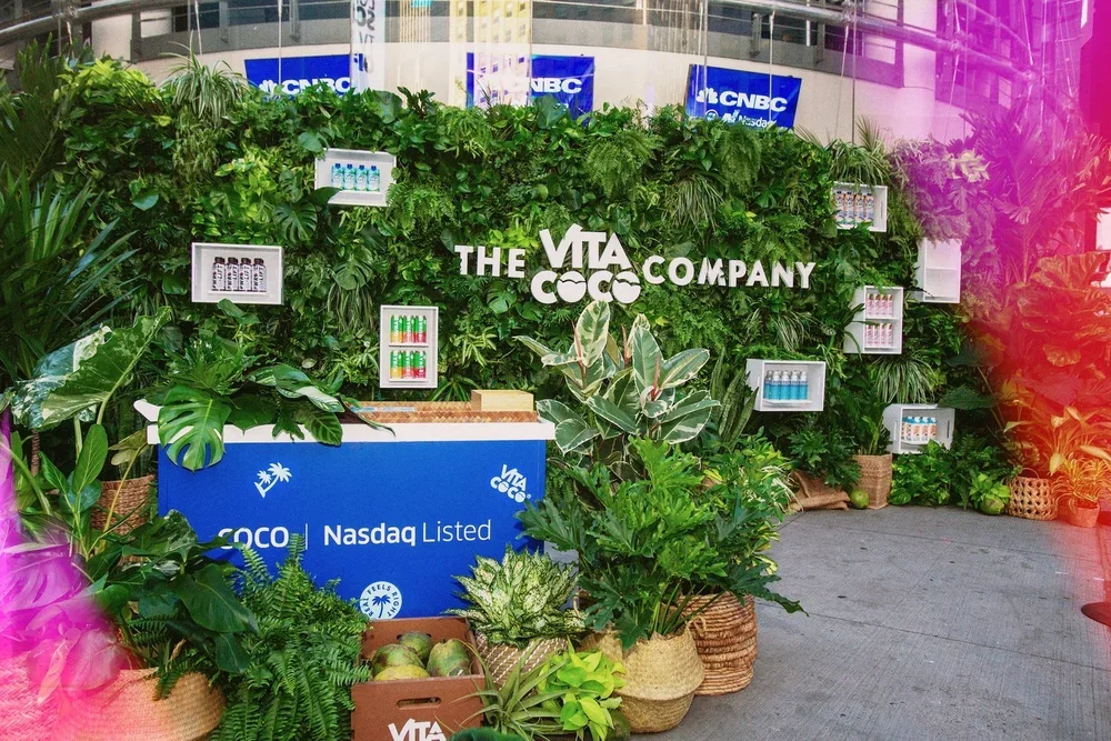 tropic-of-flowers-plant-wall-botanical-vita-coco-nasdaq-13.webp