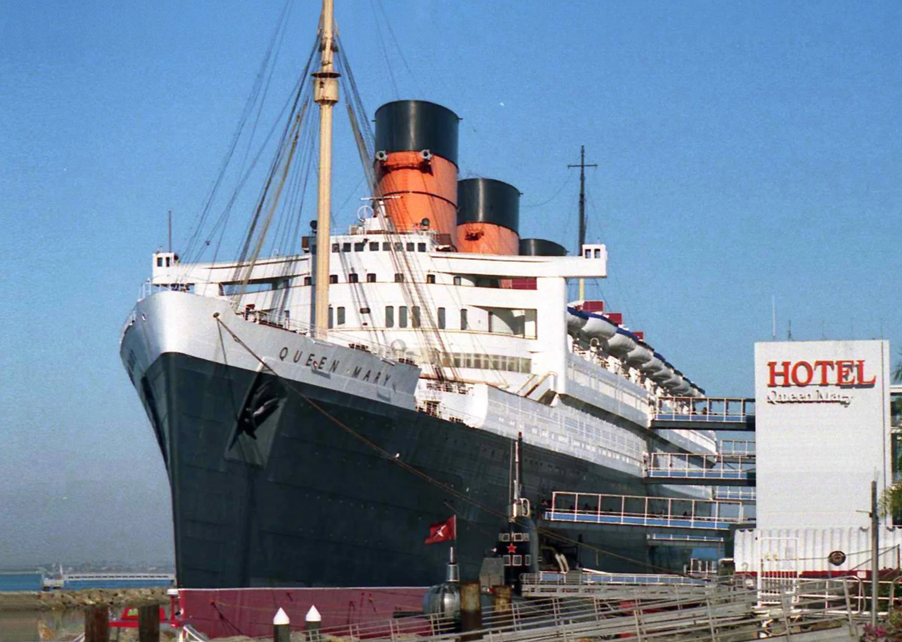 Hotel_Queen_Mary,_Long_Beach_01.jpg