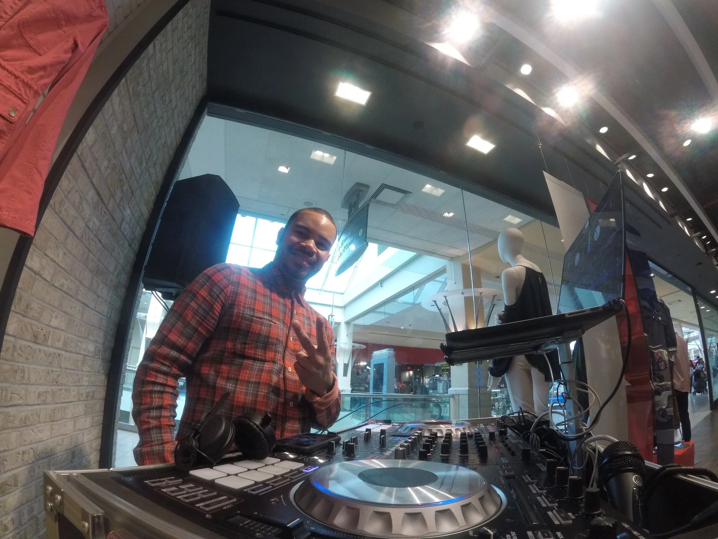 Aeropostale @ Queens Center (feat. JONESY)