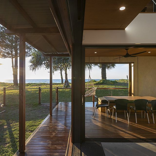 🏆 Our favourite image of the #elanorahouse RAIA NSW Country Division New Houses award winner for 2018. Design by @aspectarchitecture @larissasearle🏗️ @dinardobuild 📷 @fatfishphoto 🌴 @plummerandsmith ⁠⠀
-⁠⠀
-⁠⠀
-⁠⠀
-⁠⠀
-⁠⠀
#aspectarchitecture #arc