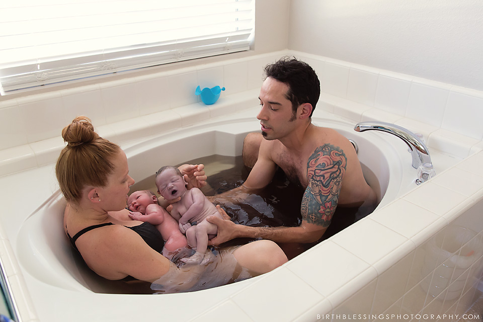 Мама можно ванну. Рождение ребенка в ванной.
