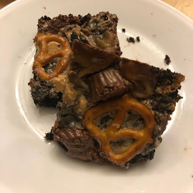 Made a truly bomb ass Oreo Peanut Butter Magic Bar last night on Bake Stuff 🔥 Swipe to see the side view and why I&rsquo;m not a hand model 😘