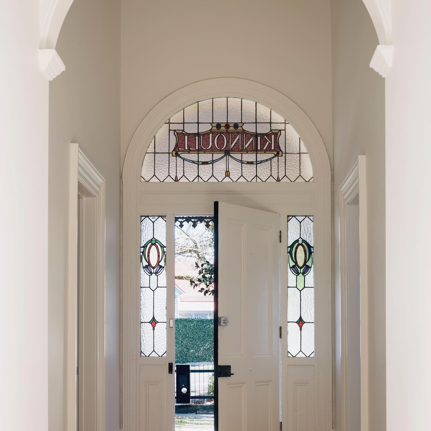 #wsdrummond front entry original lead light installed during Ballarat&rsquo;s gold rush era, lovingly restored by @whisperingsmitharchitecture @mbjbuildinglandscapes image by @benhoskingphotographer