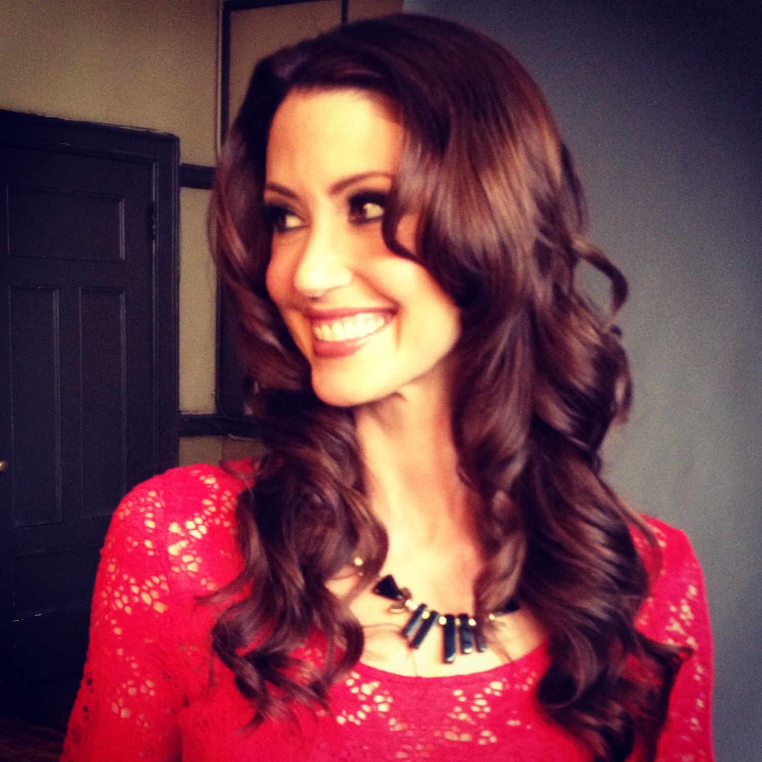 Shannon Elizabeth - Nadia from America Pie - wearing HEN Jewelry 