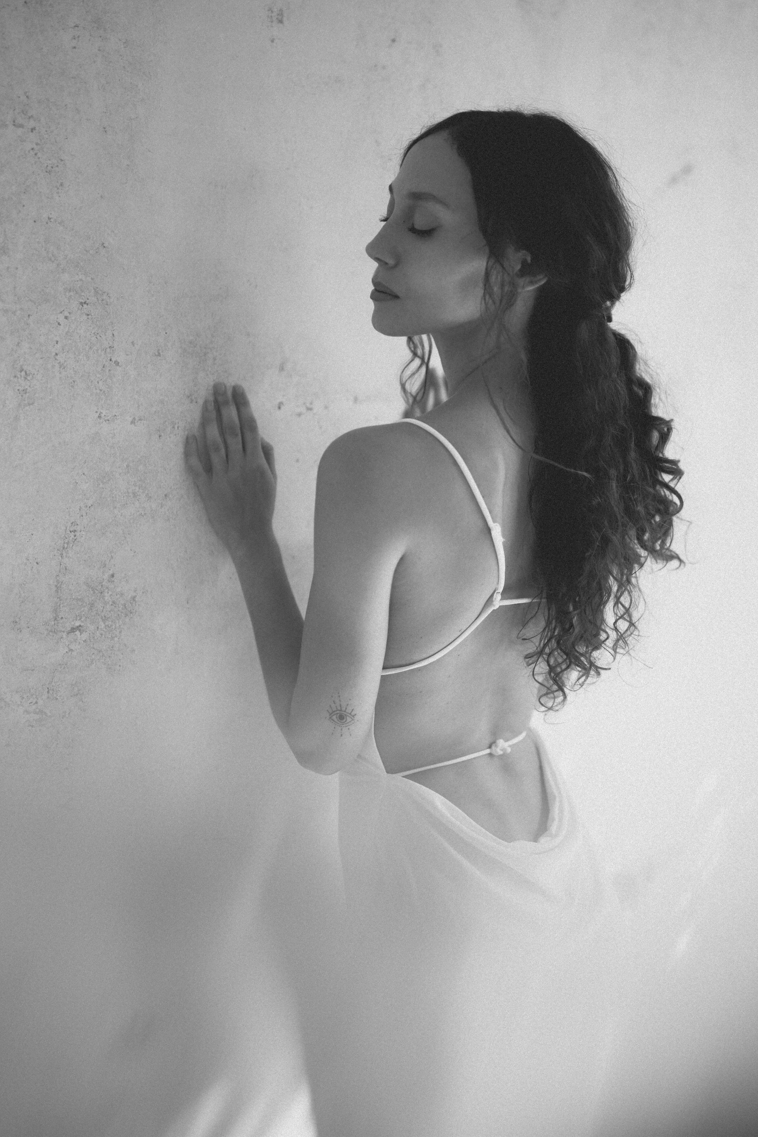 Fotograf Fotostudio Bonn Portrait Schwarzweissfotografie sinnliche Fotos Aktfotografie Akt P1213598_DxO.jpg