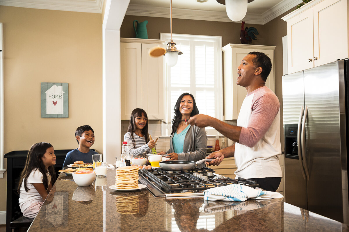 dad flipping pancakes_8599.jpg