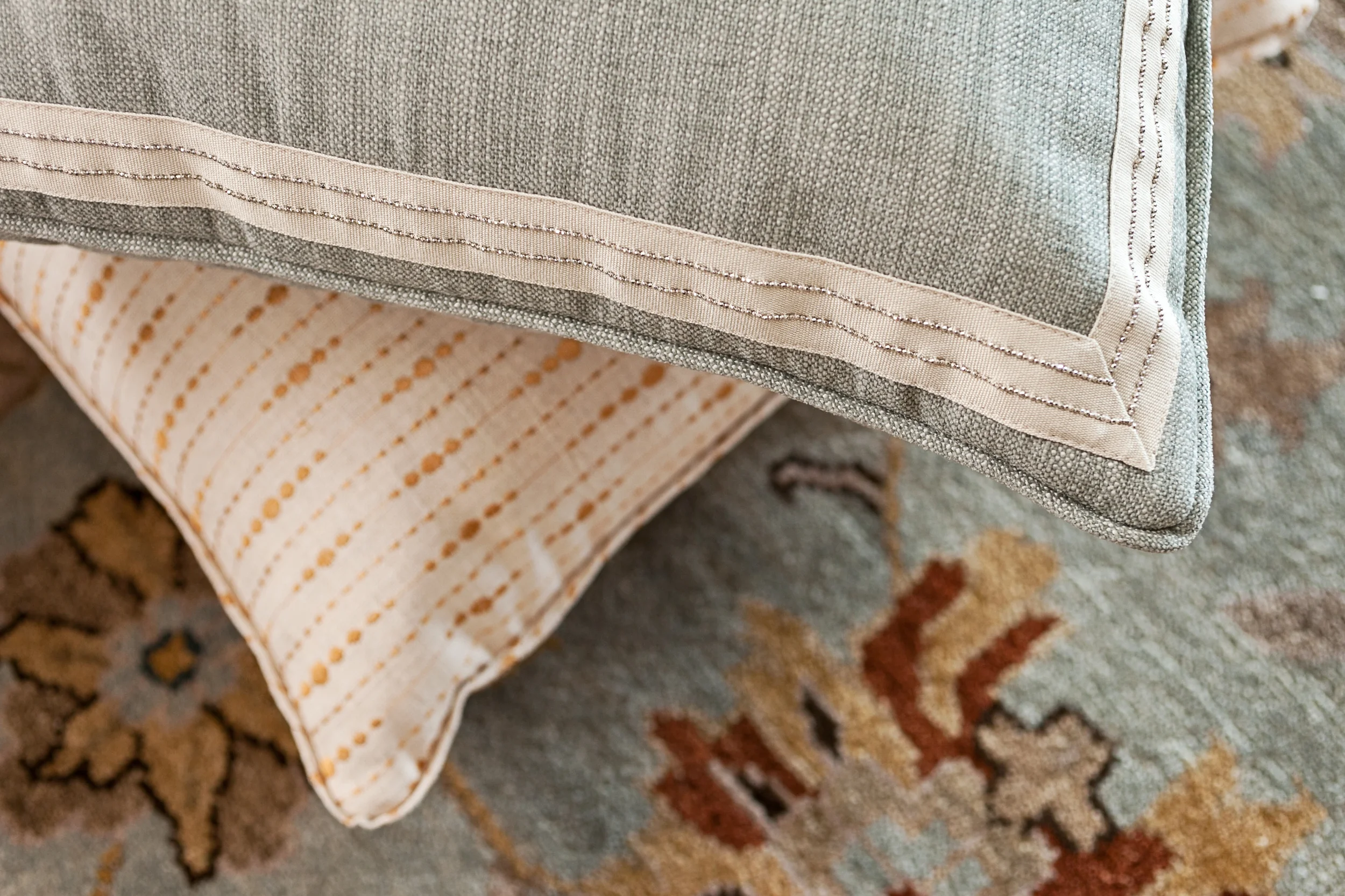 Transitional_livingroom_patternmixing16.jpg