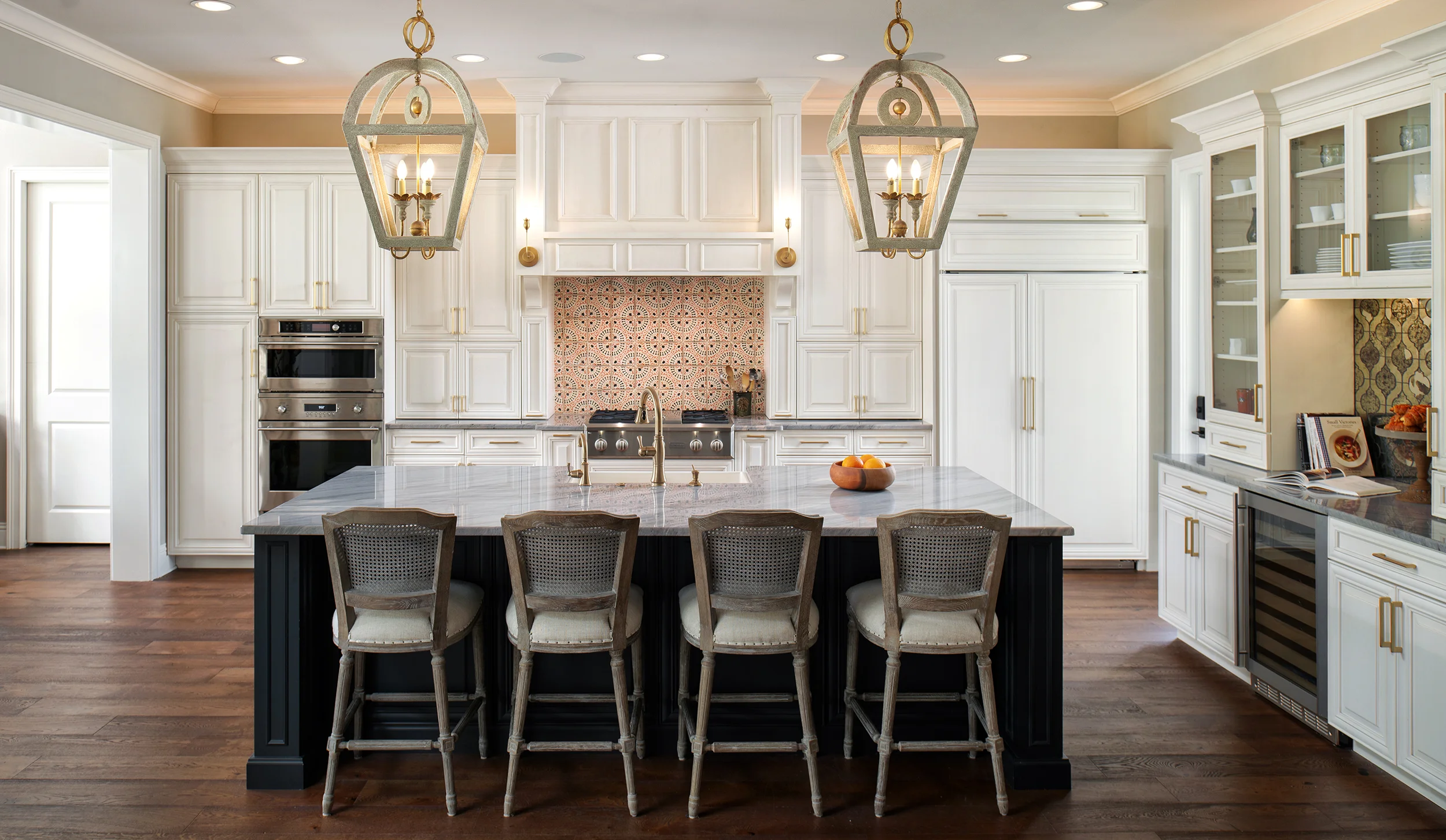 TRADITIONAL CHIC KITCHEN