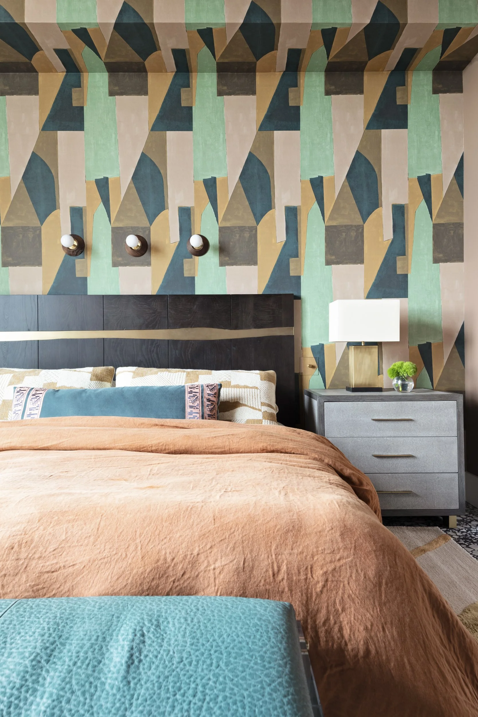 MID-CENTURY-MODERN-BEDROOM-WALLPAPER.jpg