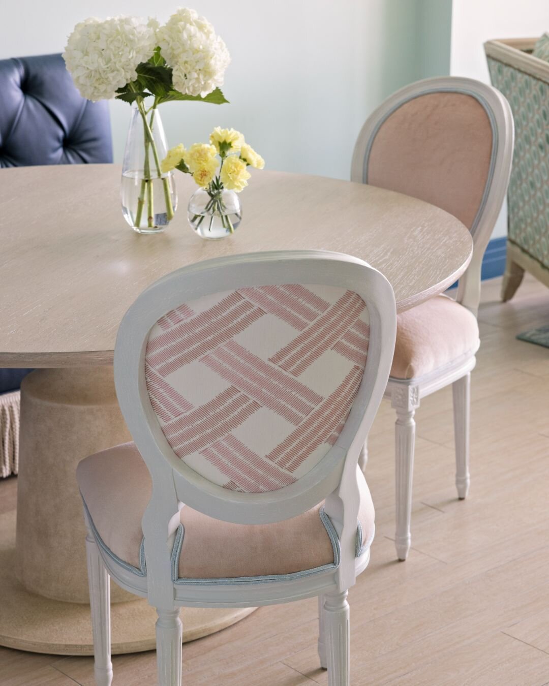 Effortless pattern placement wasn't the only thing that made this dining nook come to life 🤭 We designed a custom banquette to fit perfectly within the space and make things all the more cozy. And of course, there had to be fringe. 

We had the cust