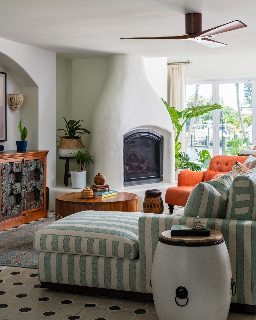 When we were renovating this living room, we had big dreams in mind for what to do about the fireplace. 🧡  Our vision came to life after working with local contractors to create a custom adobe-style fireplace that fit perfectly within the cozy space
