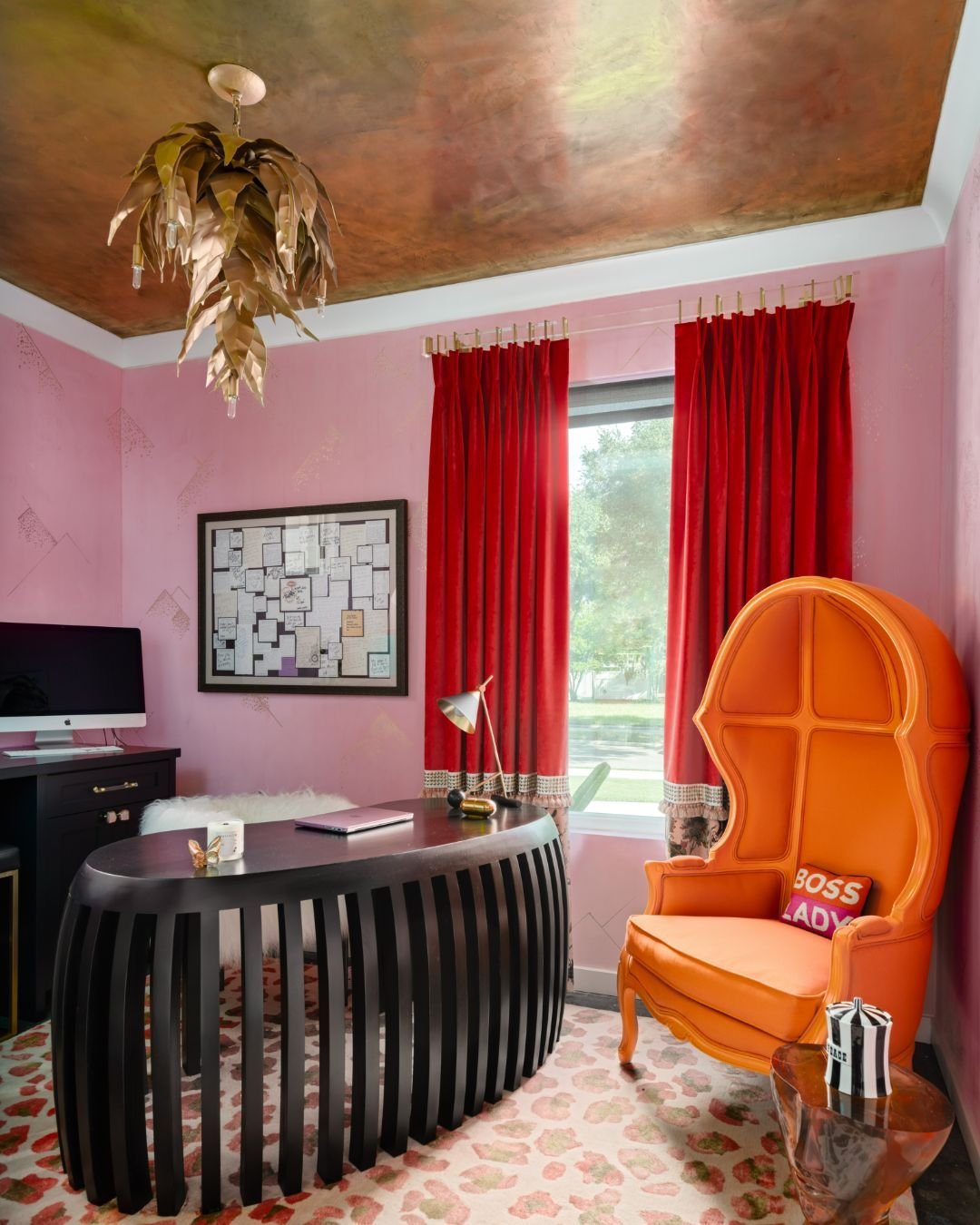 One of my favorite unique touches about this office are it's striking walls and ceiling, which were brought to life *not* with wallpaper, but by a local artisan who specializes in mineral plasters and bespoke finishes ❤️ 

📸 :: @penlightmedia