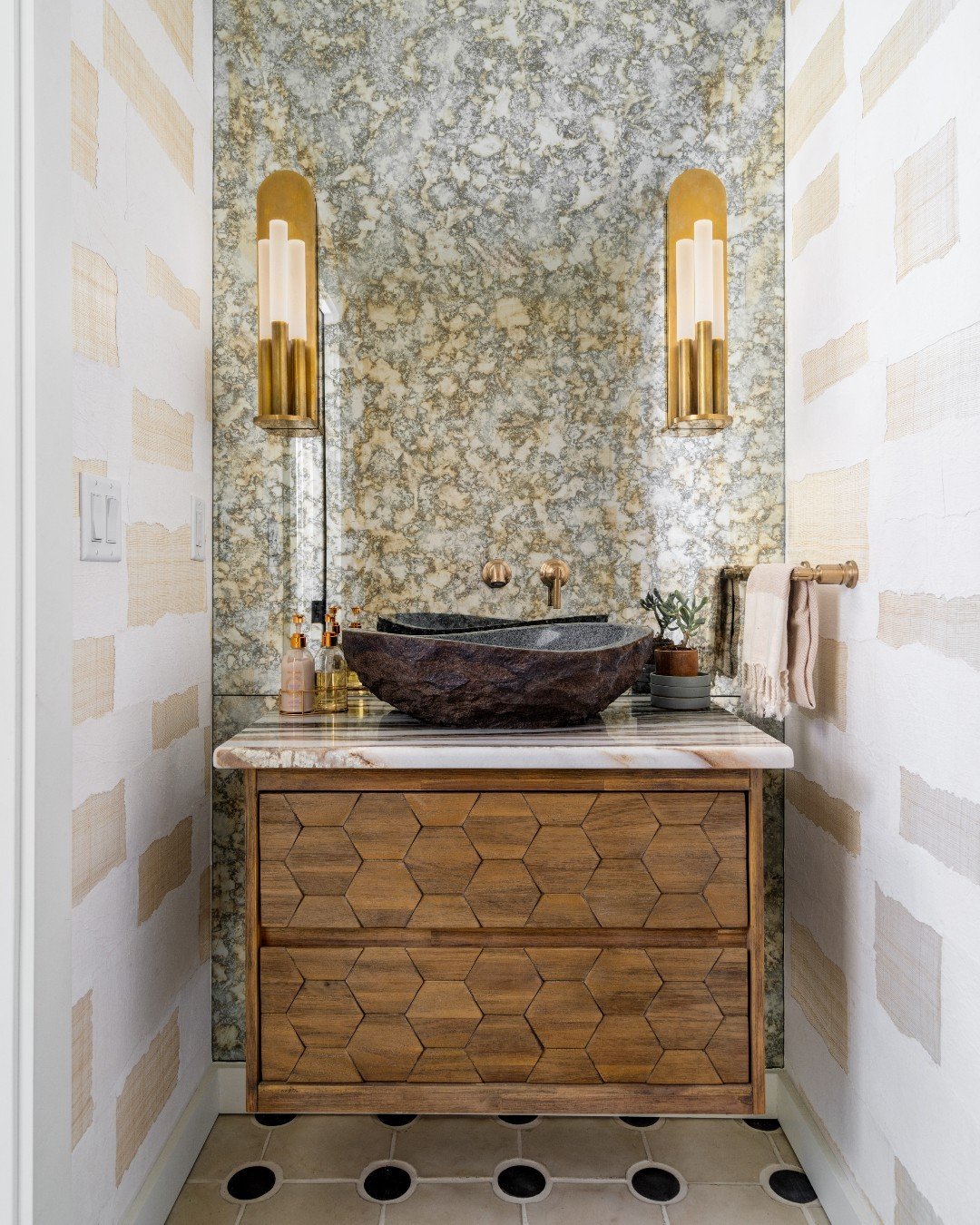 For this small powder room, we let lighting take center stage and sourced a pair of sconces that were not only functional, but added a wow factor to the cozy space 💡 

 📸 :: @penlightmedia