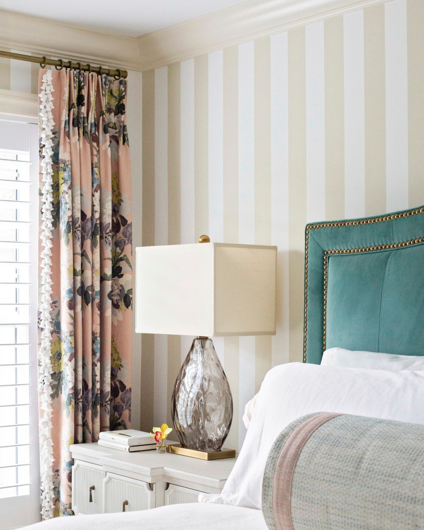 We took our stripes bold for this eclectic-meets-traditional primary bedroom 💛 

With custom drapery that boasted a more busy pattern, we wanted something that provided a nice contrast without being overwhelming on the eyes. Enter: thick stripes wit
