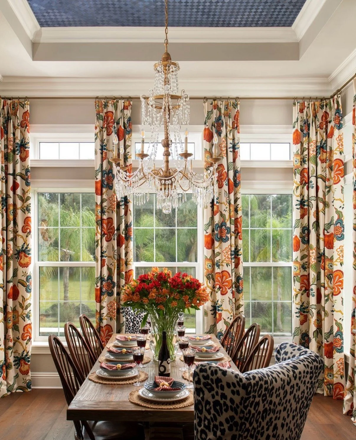 A Visual Feast for the Eyes, the dining room is the perfect place to invigorate the senses with color, pattern, and texture. 

With the holiday season in full swing and Christmas 🎄 in only two days, we present a dining room dressed to impress in war