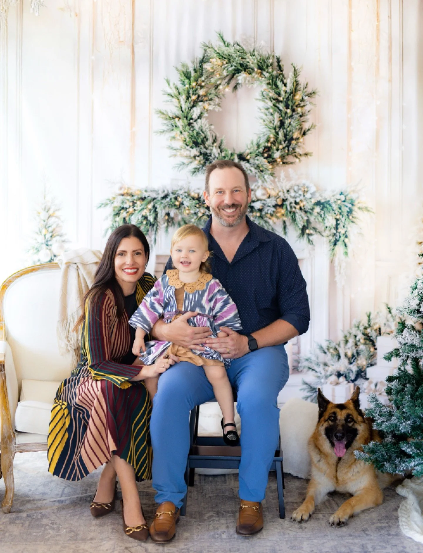 🎄 Merriest of Merry Christmas wishes to you! 🎄
Love, Lisa, Derrick, Matilda + Cawshe 
📸: @roohiphoto