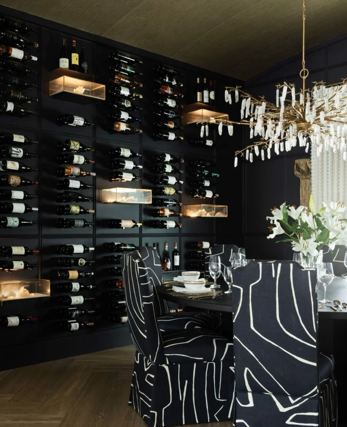 Two-tone rooms can make quite the impact especially when you drop in bold patterns and shapes. 🖤🤍

📸 @nativehousephotography