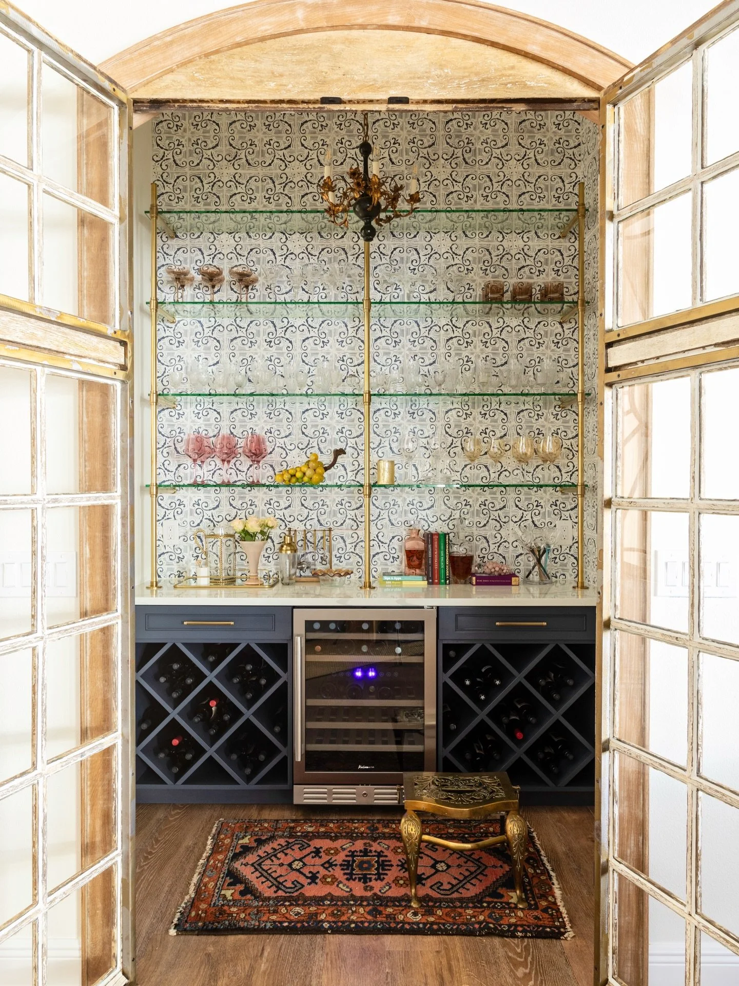 What does luxury mean to you?! 💬

For me, luxury should speak for itself. You shouldn&rsquo;t have to say your home is luxury. I want people to feel glamorous in their homes, but also approachable, and I think this home really presents functional, e