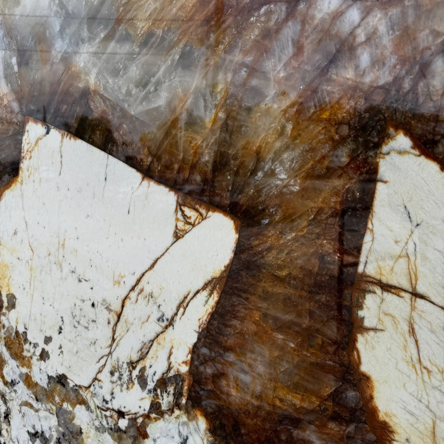 Oh my, oh my! A stunning stone gives me the design goosebumps! Today I selected this stunning piece for our client&rsquo;s custom desk we are designing and I&rsquo;m so beyond excited to see this come to life&hellip; stay tuned! ✨