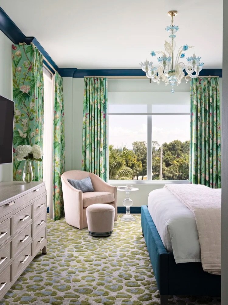 The allure of coastal living inspired the design of this vacation condo nestled in the Snell Isle neighborhood.

The goal was an elevated coastal design with varying shades of blue layered through textures and patterns with hotel vibes. 

Designing c