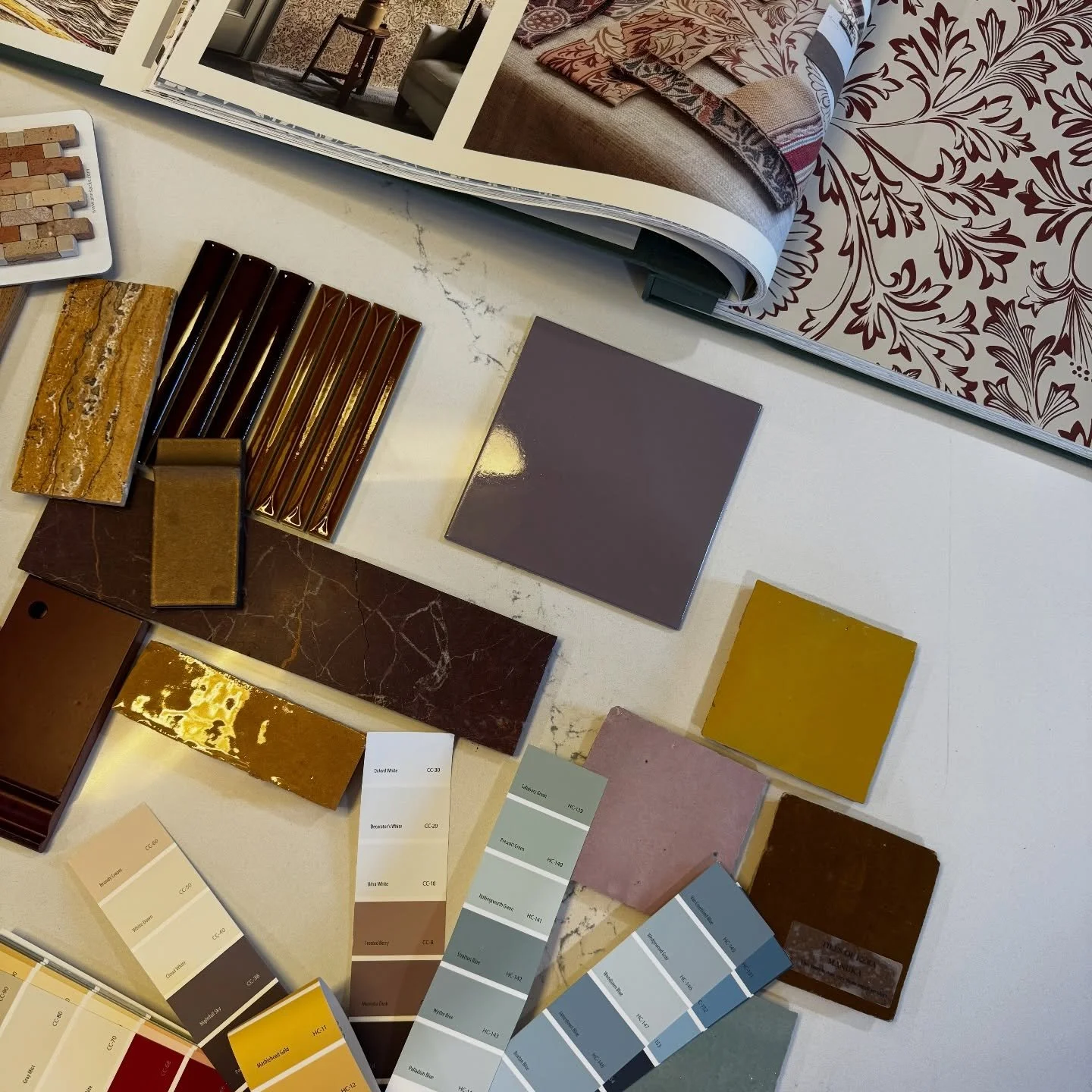 ✨ Monday magic ✨ dreaming up our palette for a historic home in Orlando! Starting with the overall tone, colors, and finishes to get inspired for the vision of this project. My heart is fluttering with excitement as a daydream and visualize this spac
