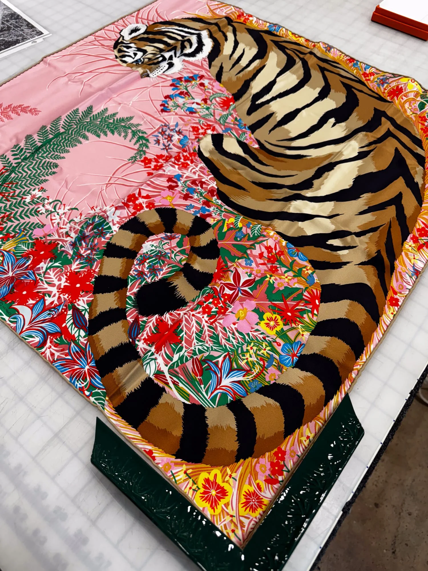 FRAME SCARF PINK TIGER