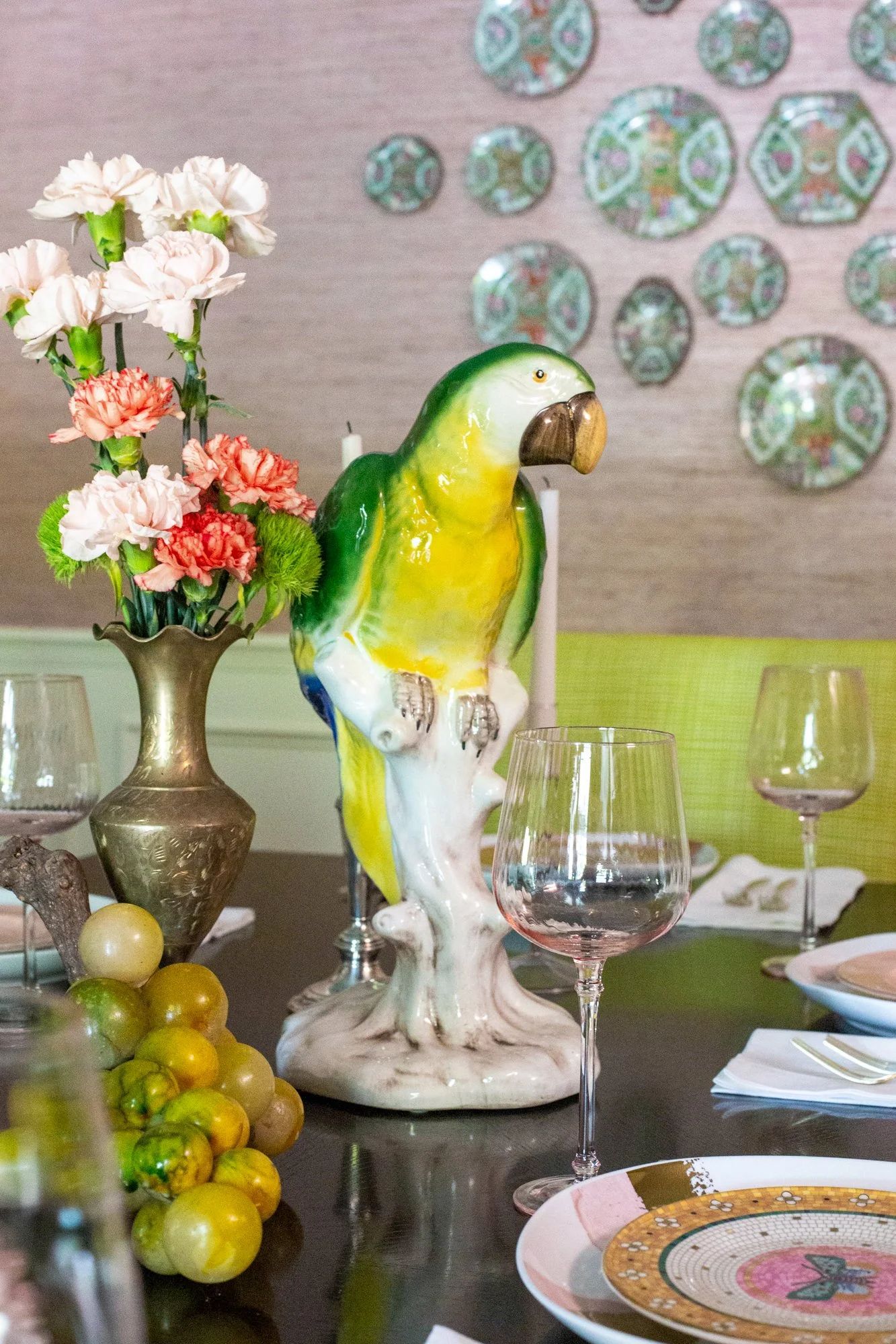 VINTAGE PLATES AS WALL DECOR IN DINING ROOM