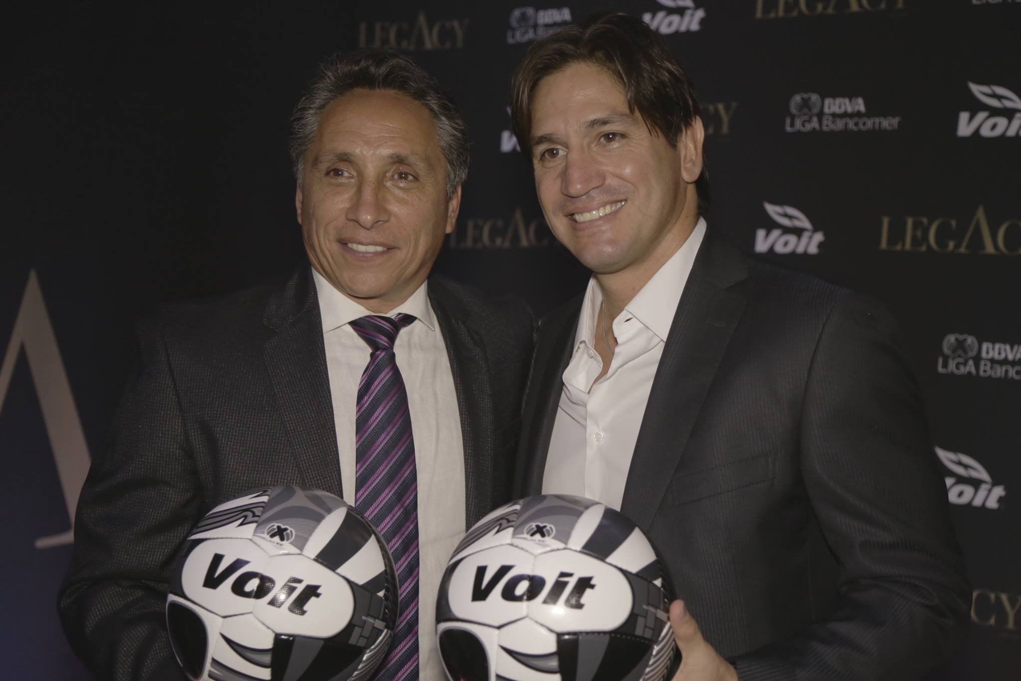 July 2016 Happy to see that our Limited edition Heritage ball for Voit is being handle to important figures of the Mexican football scene.