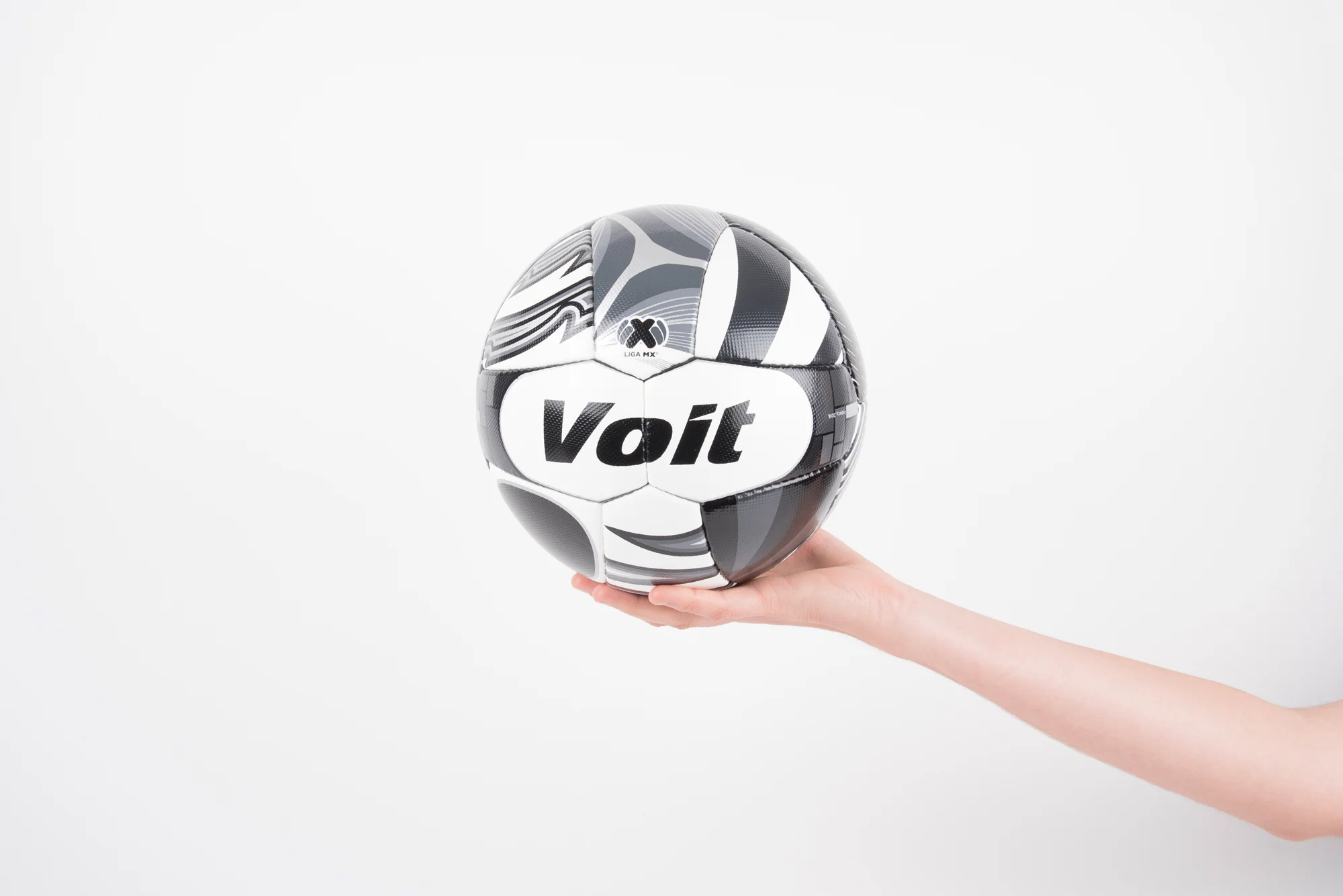 2016 / Limited Edition Soccer Ball / Client: Voit / Project Assistant: Fernanda Leal Voit is a Mexican brand, pioneer in sports equipment development. In 1986, it was the official ball for the Football World Cup in Mexico. That exact year, Voit allied with the Mexican Football League, becoming the official ball and participating in every season since then. This year is the 30th anniversary of this alliance. To celebrate, a commemorative, limited edition ball was designed retaking all the years of Voit's history in the court. The concept of this ball emerged by getting together fragments of the balls used in the tournaments of the last 30 years, with a recompilation of memories and capturing them in each segment of one ball. It has harmony due to the colors, that resemble to the ones used in the first balls launched by the brand, which were black and white, resulting in a monochromatic language.