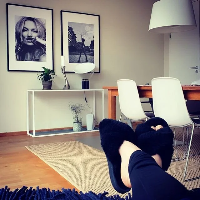 S&ouml;ndagspositionen n&auml;r lillplutten vilar 😌✨ #s&ouml;ndag #slappar #f&aring;t&ouml;ljen #egentid