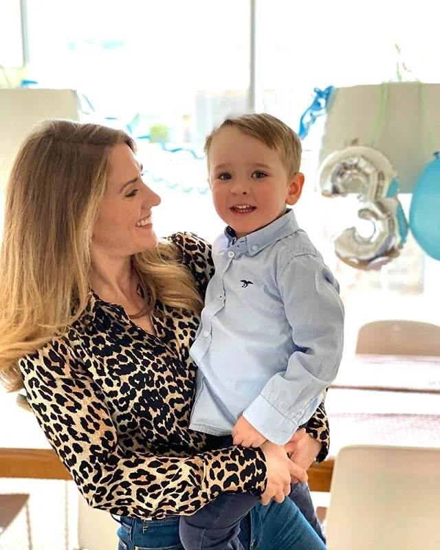 Stort grattis till min stora lilla fina kille p&aring; 3-&aring;rsdagen!!! 🥳🎈🎁FaceTime-kalas med sl&auml;kten och nu t&aring;rta. Hurra f&ouml;r dig och att jag f&aring;r vara din mamma. ❤️ #f&ouml;delsedagsbarn #tre&aring;r #stannatidentack