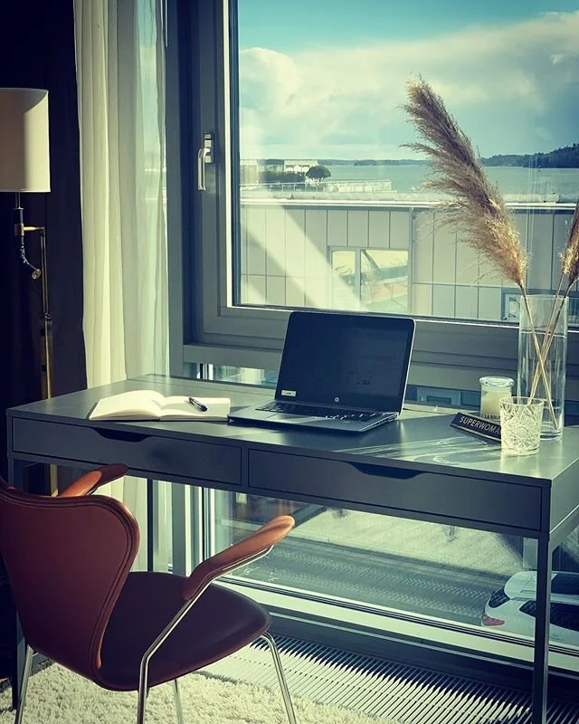 Tacksam att solstr&aring;larna lyser upp hemmakontoret👩&zwj;💻 #hemmakontor #socialtbehov #saknarkontoret