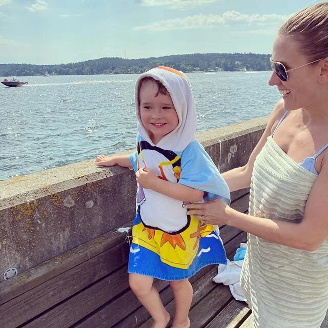 Svalkar oss i havet 💧☀️