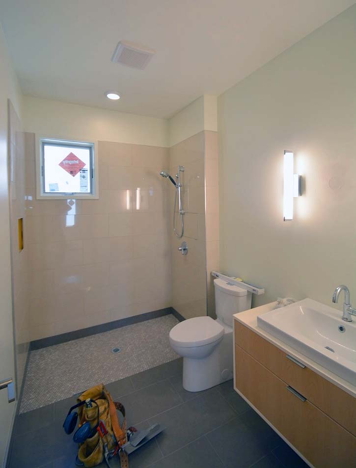 061217 Main floor bath.jpg
