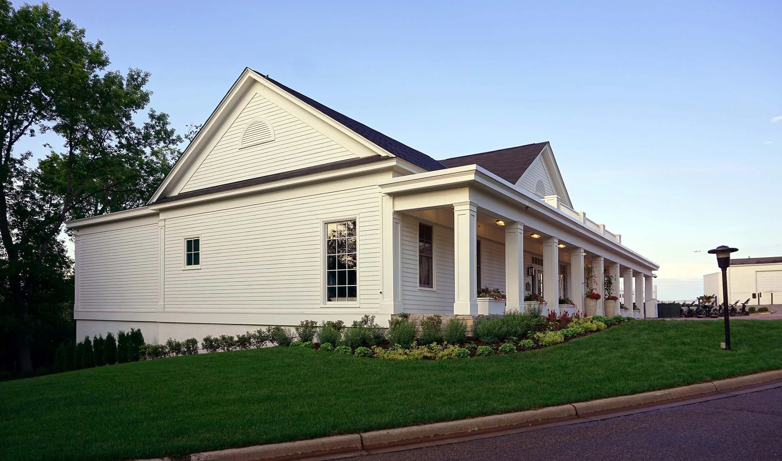  The club’s newest building is the Golf Shop, designed in collaboration with Martha Yunker. Its Greek Revival style complements the nearby main clubhouse. The interior features a large, flexible retail shop, storage for over a thousand members’s golf