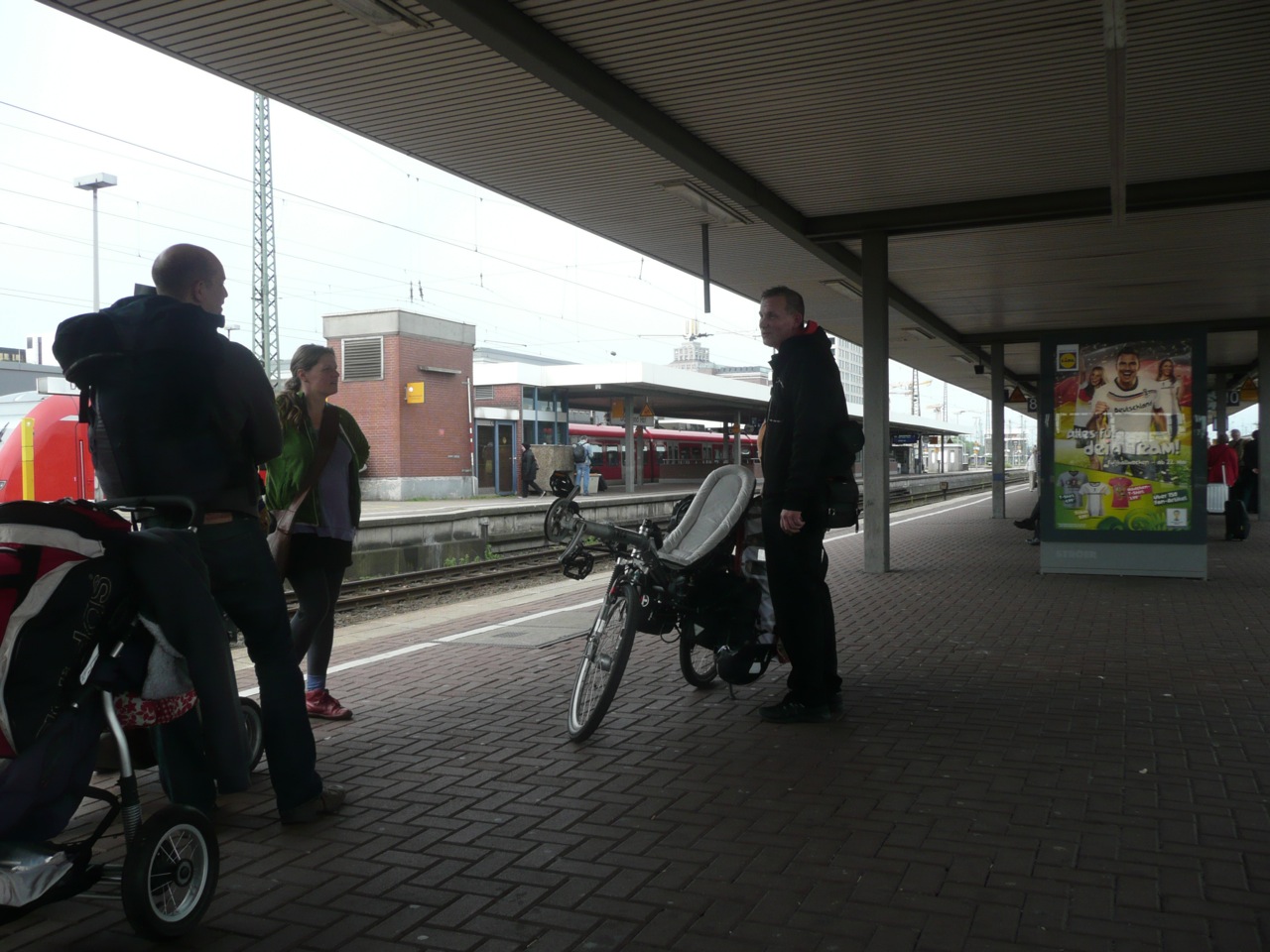Warten auf den Zug nach Osnabrück / waiting for the trrain to Osnabrück