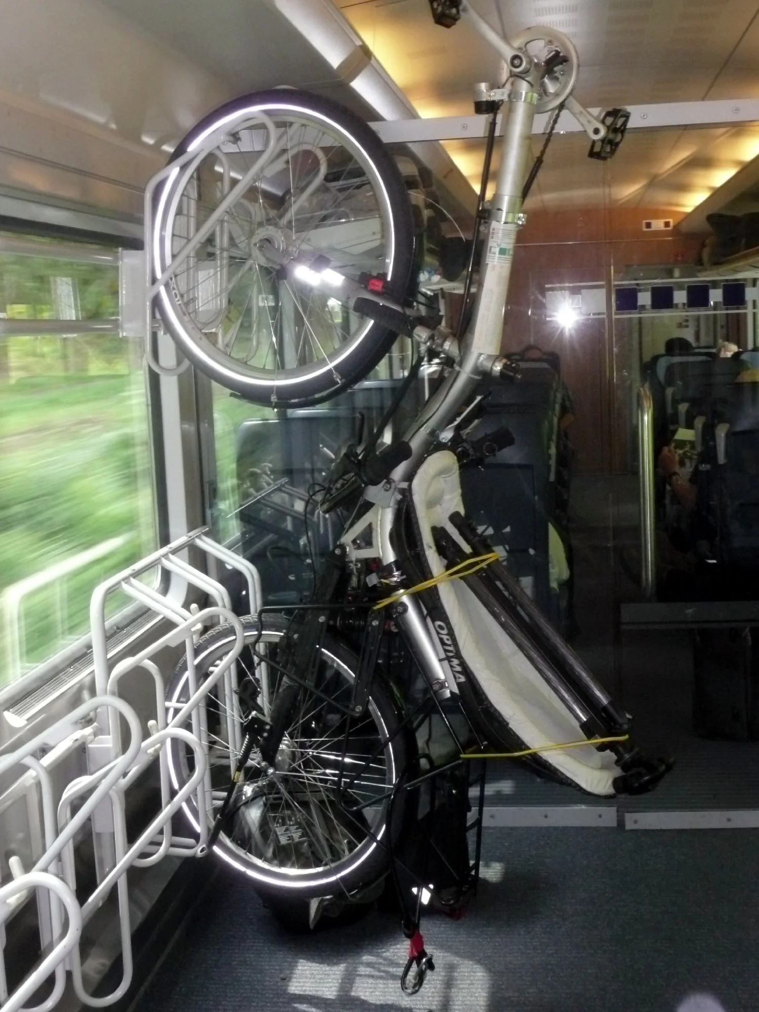 das Rad einfach aufrecht untergebracht / Easy upright storage of my bike